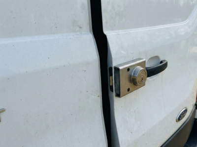 Sécuriser le chargement de votre Ford Transit : le guide complet des serrures renforcées et protections antivol